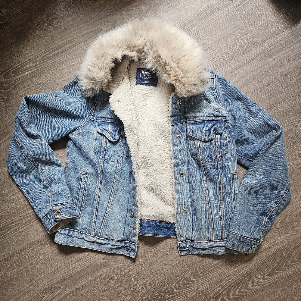 Abercrombie & Fitch Denim jacket with removable fur collar